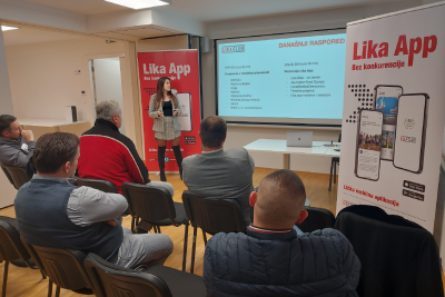 Tamara Hodak leads a media literacy workshop as part of the rollout of the Lika app in Gospić, Croatia. (Photo: Lika Club.)